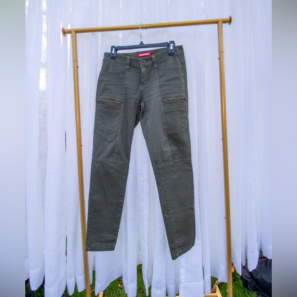 NWOT army green union bay skinny cargo type pants size 1, cool zipper detail!